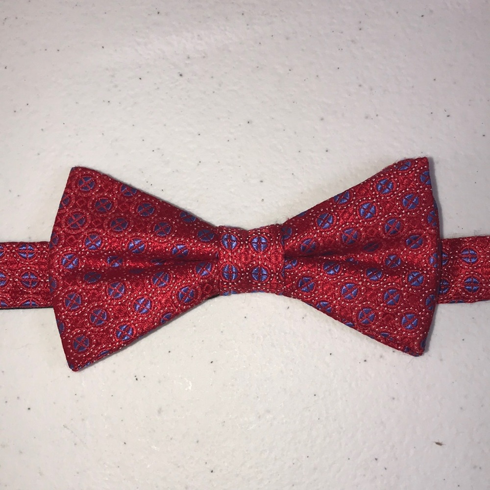 Van Heusen, Bow Tie, Like New, %100 Silk, Red, Blue & Silver Design